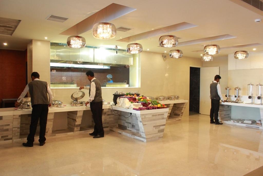 Hotel Vijay Elanza Kojambuttúr Kültér fotó